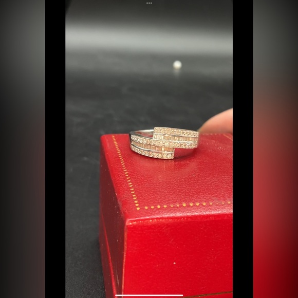 18k Baguette Cut Diamond Ring - Picture 4 of 14